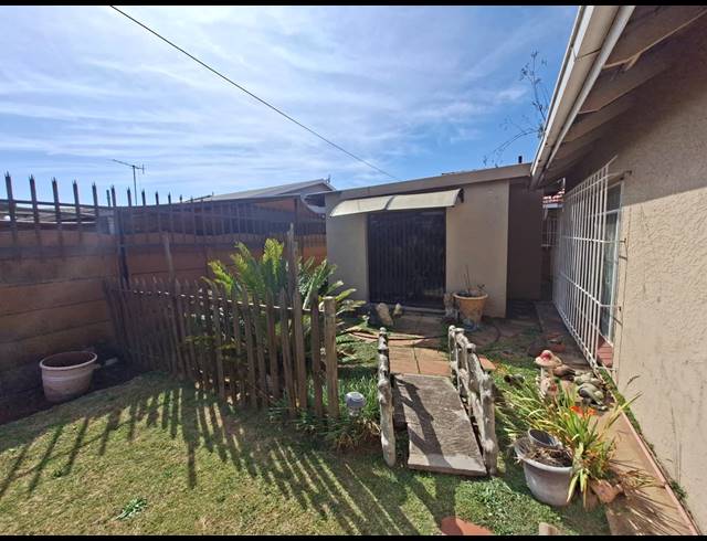 4 BEDROOM FREEHOLD FOR SALE IN VAN DYK PARK